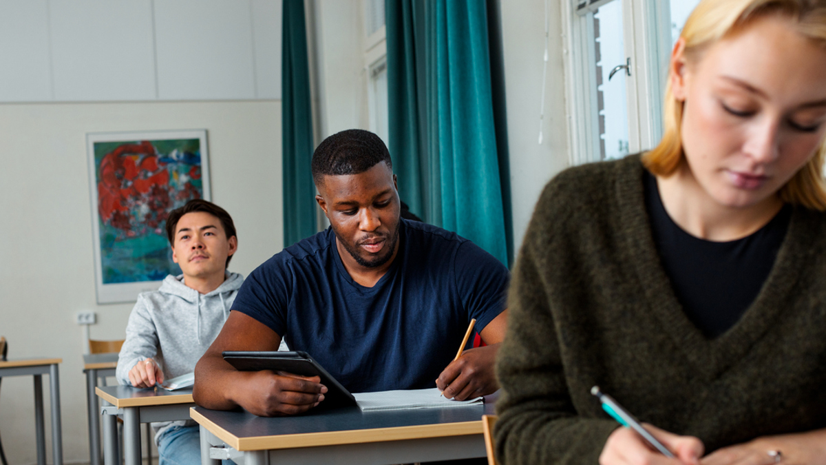 Elever i en skolmiljö.