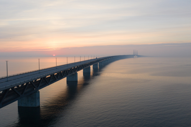 En bro över vatten.