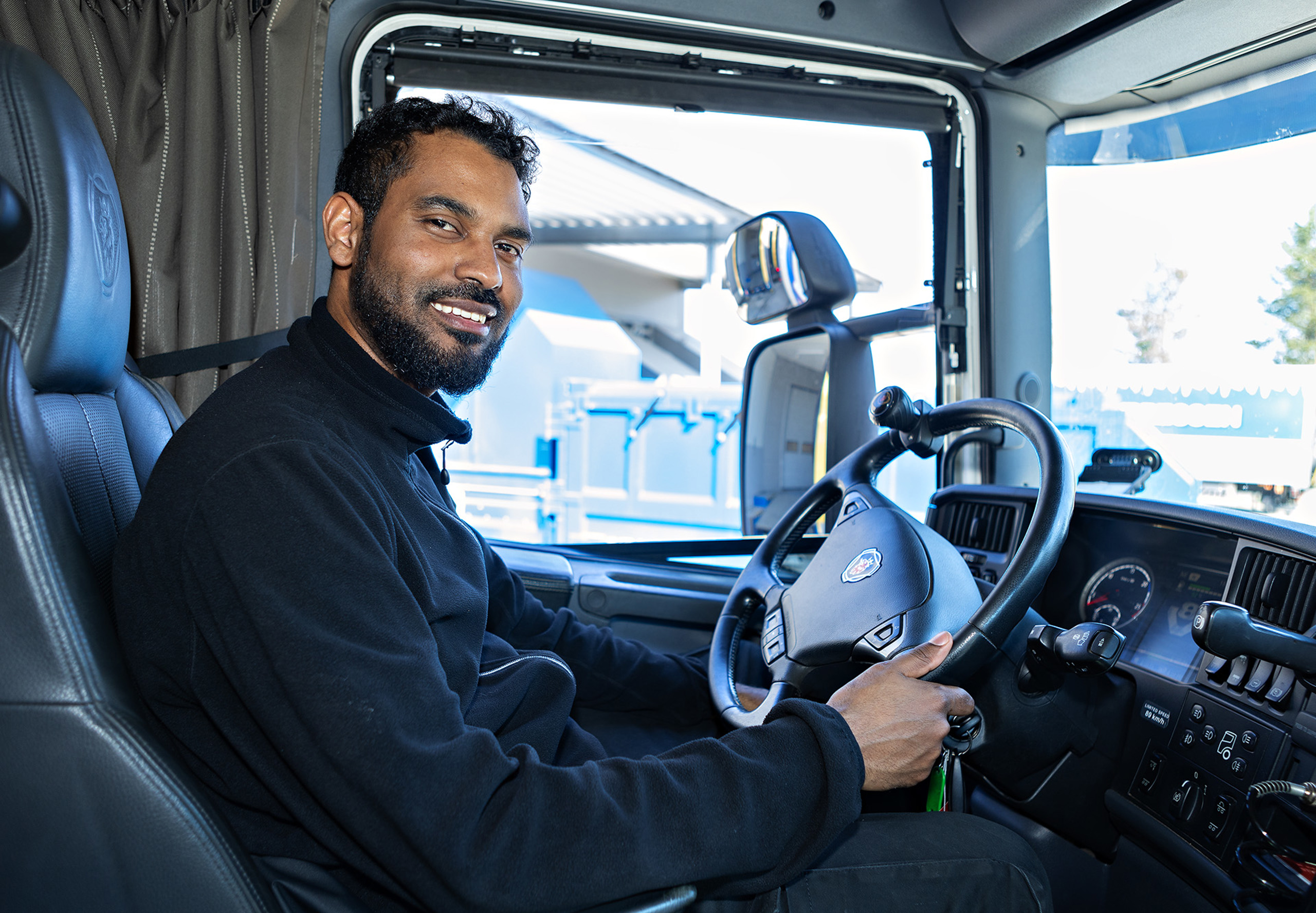Yosief Abrha bakom ratten på lastbilen.