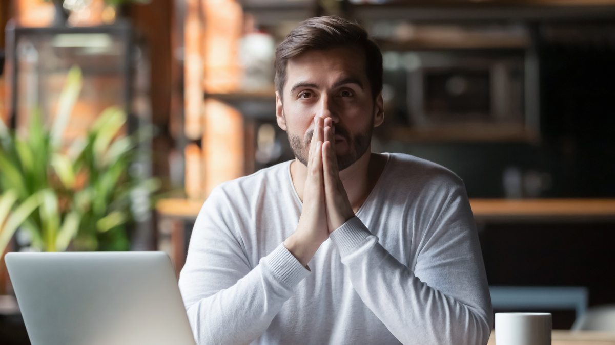 En man som funderar.