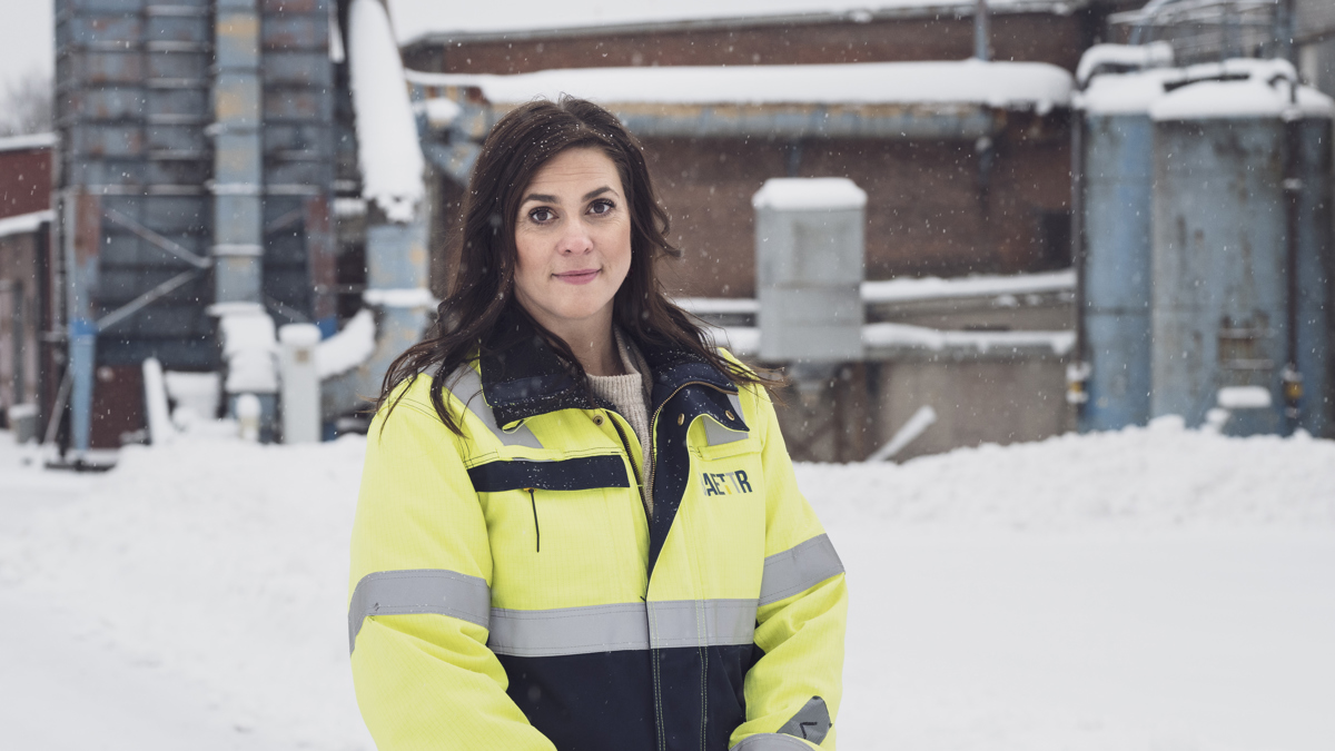 Sabina Lind utanför det anrika gjuteriet