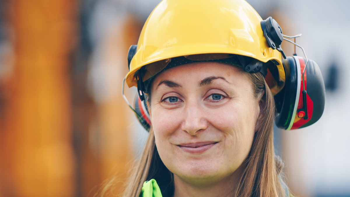 En man instruerar en kvinna i en truck