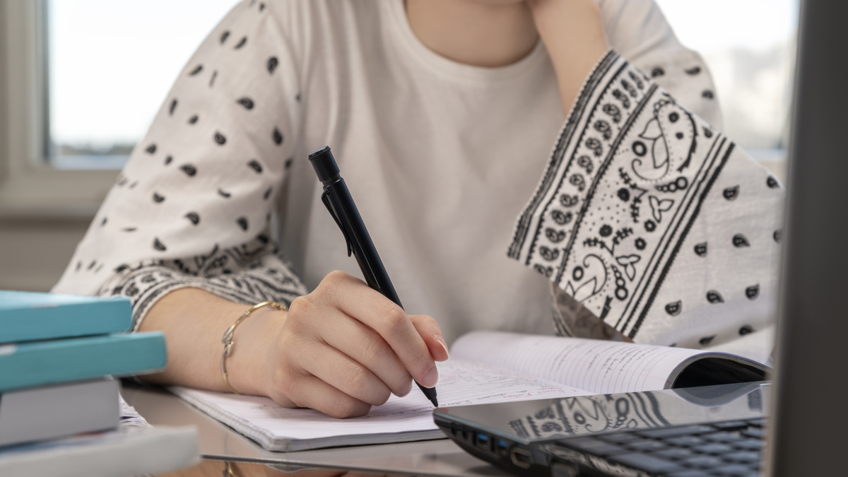 Kvinna antecknar vid möte.