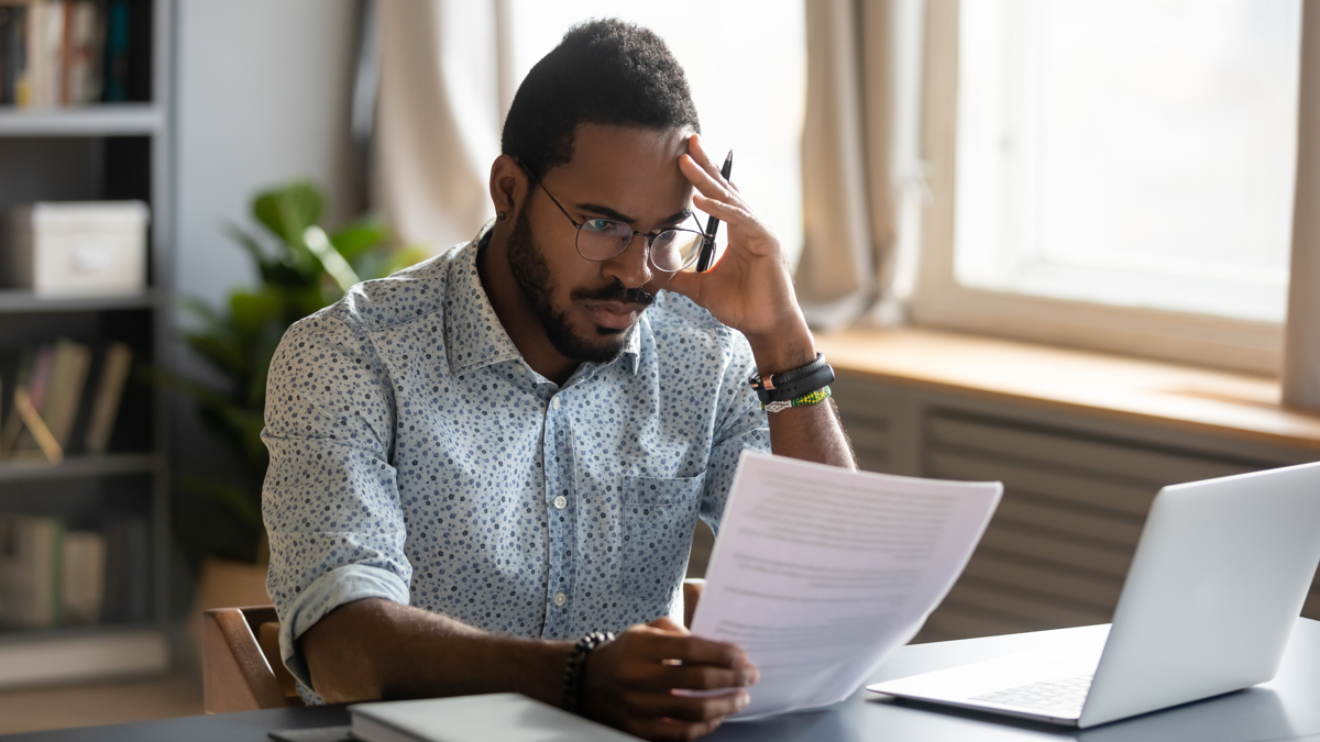 En man förbereder sig på uppsägningssamtalet.