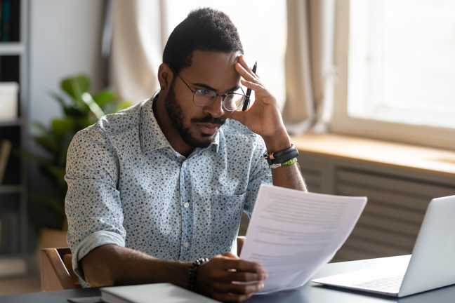 En man förbereder sig på uppsägningssamtalet.