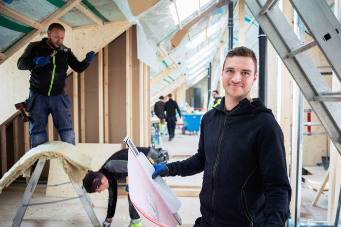 Byggarbetare som är glada på jobbet.