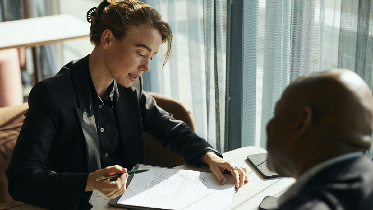 Glad kvinna vid bord.